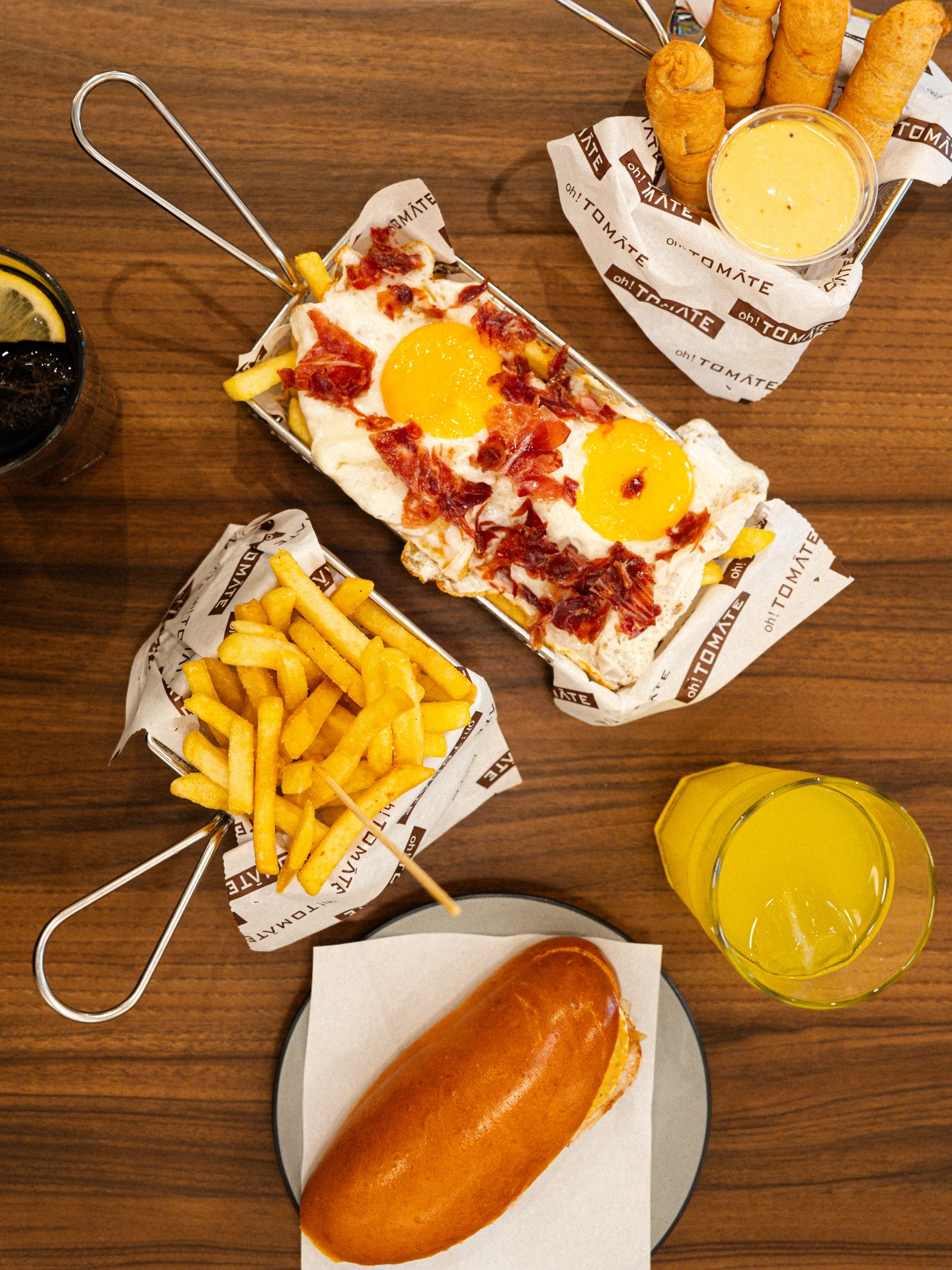 Una mesa para compartir en Oh! Tomate